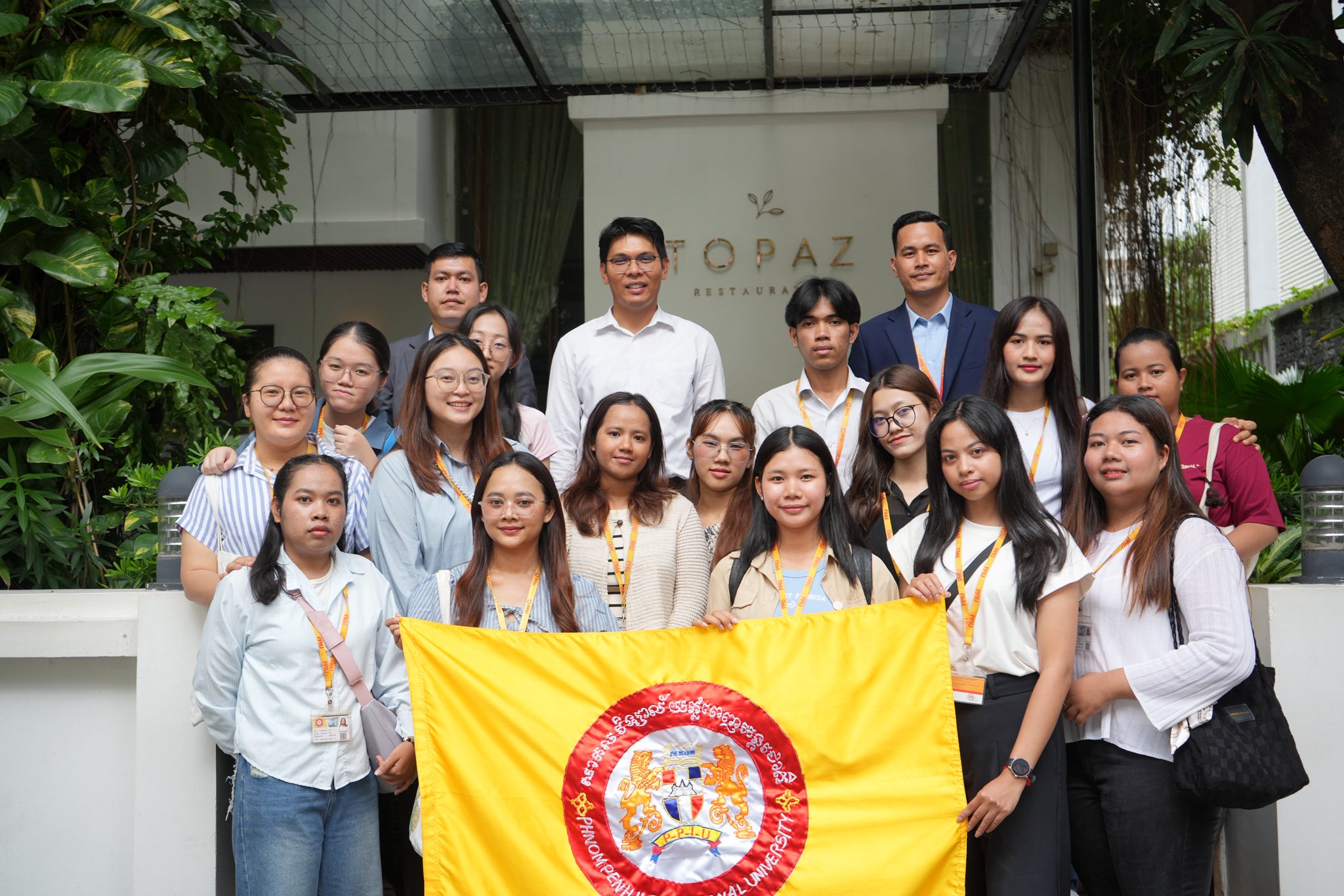 金边国际大学学术单位教学楼外观,现代建筑风格